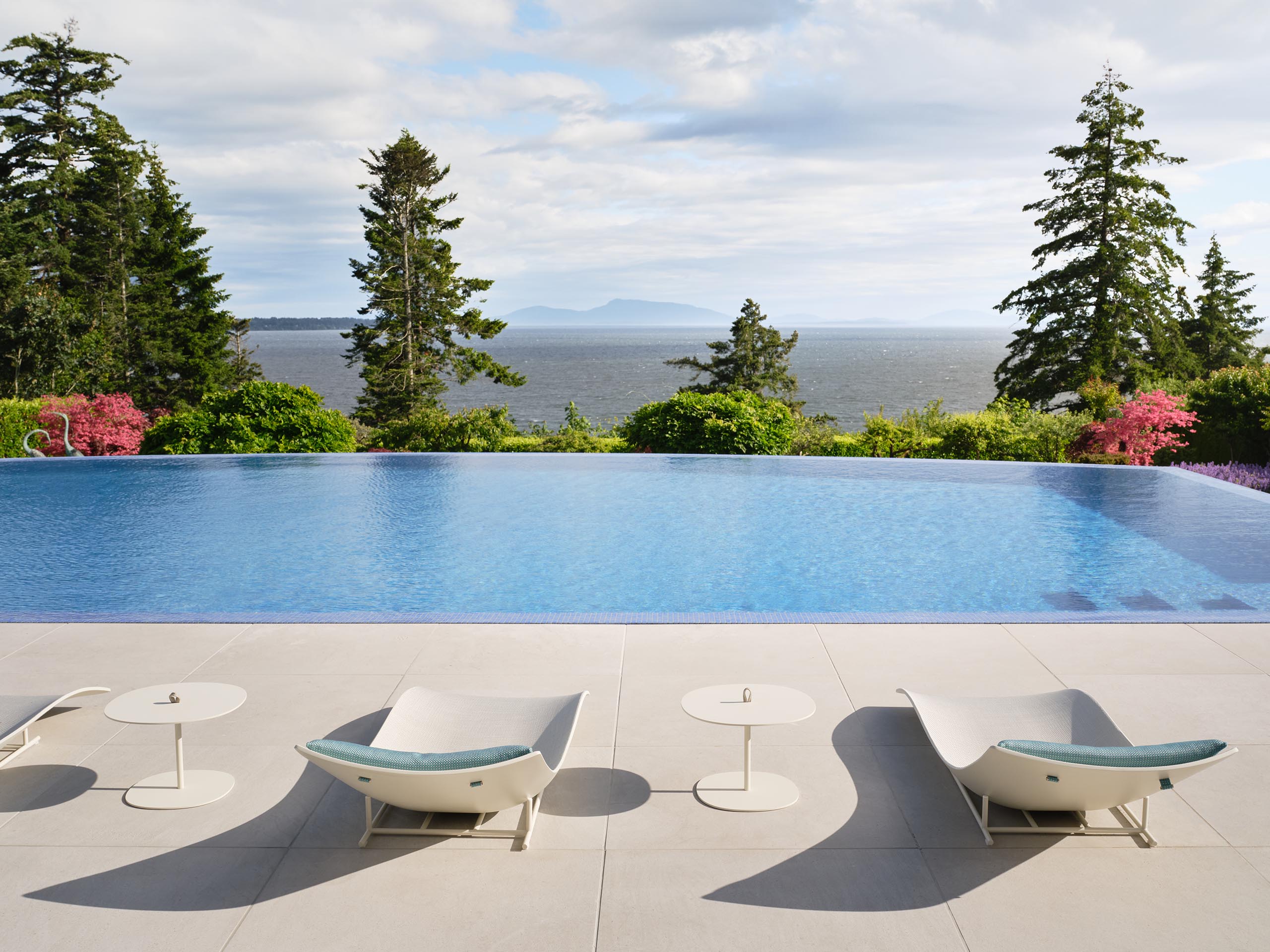 Vancouver estate with pool overlooking Georgia Strait ocean by Teragon